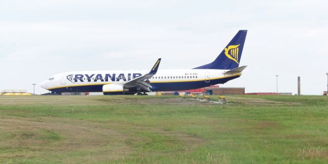 Boeing 737-700 (EI-EKO) - On The Side Of The Runway At LBA