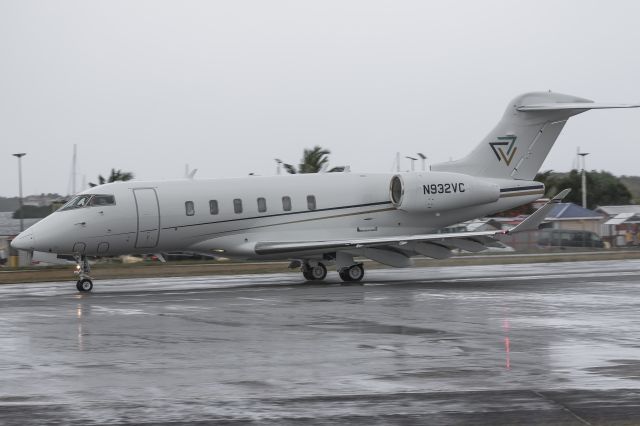 Bombardier Challenger 300 (N932VC)