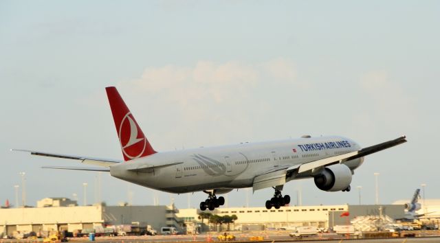 BOEING 777-300ER (TC-LJA)