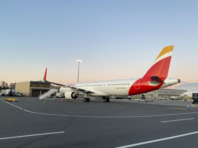 Airbus A321neo (EC-OIL) - sunrise