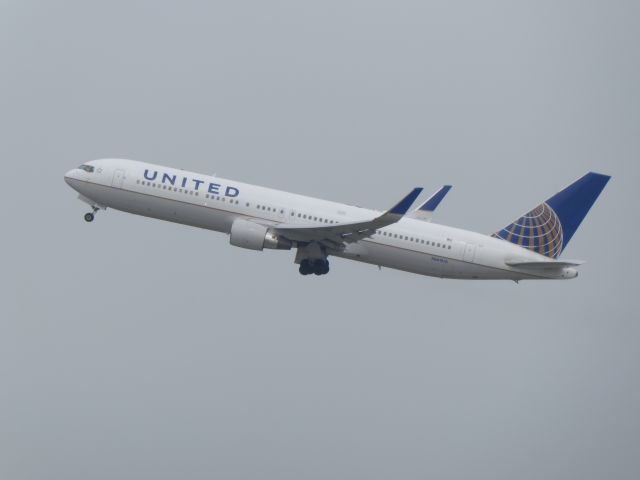 BOEING 767-300 (N664UA) - United B767-300(ER)(WL) N664UA starting from 26R MUC. 23.04.2016.