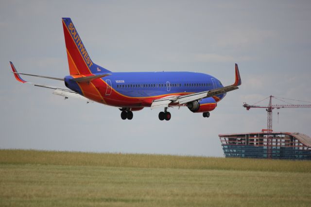 Boeing 737-700 (N616SW) - Landing 35L