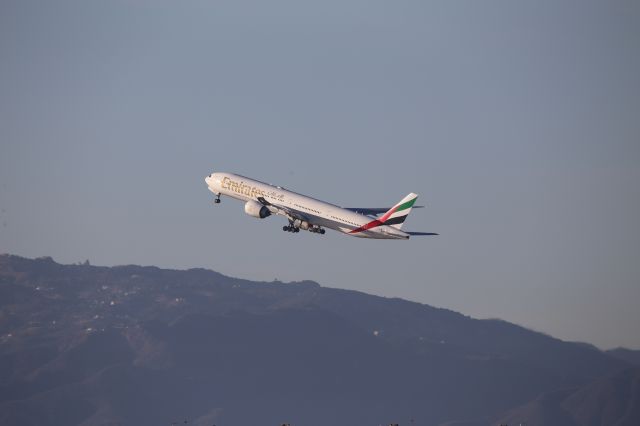 BOEING 777-300ER (A6-EQD)