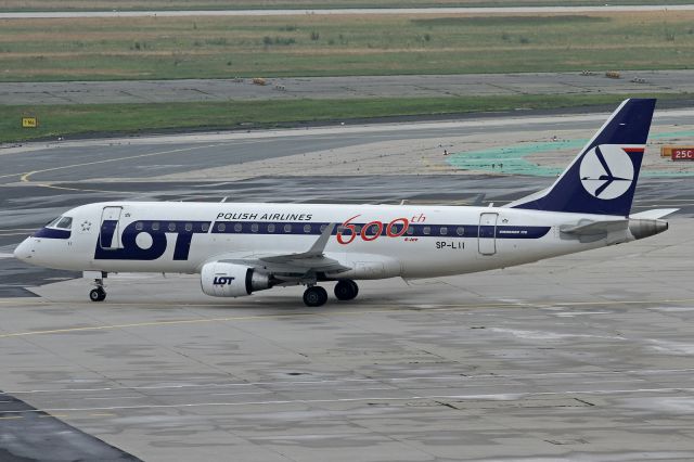 Embraer 175 (SP-LII) - Sticker "600th Ejet"