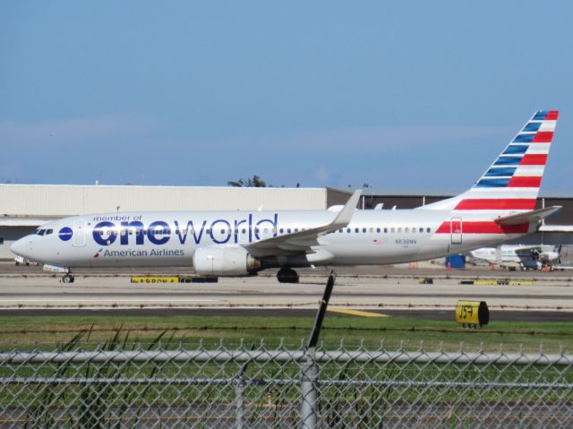 Boeing 737-800 (N838NN)