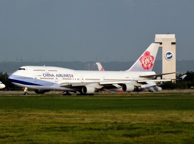 Boeing 747-400 (B-18205)