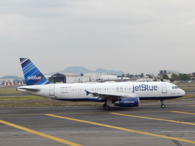 N590JB — - Aeropuerto Internacional de la Ciudad de Mexico MEX/MMMX 