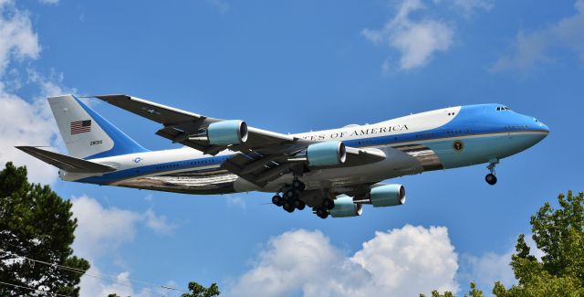 Boeing 747-200 (82-8000) - Hated to frame her in the trees, but at my location, I didn't really have a choice - especially trying to fit a 747 in my lens! President Trump visited RDU today, 7/27/20, to visit a facility where a coronavirus vaccine is being developed. What a glorious airplane.