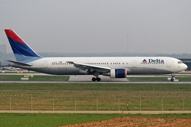 BOEING 767-300 (N154DL)