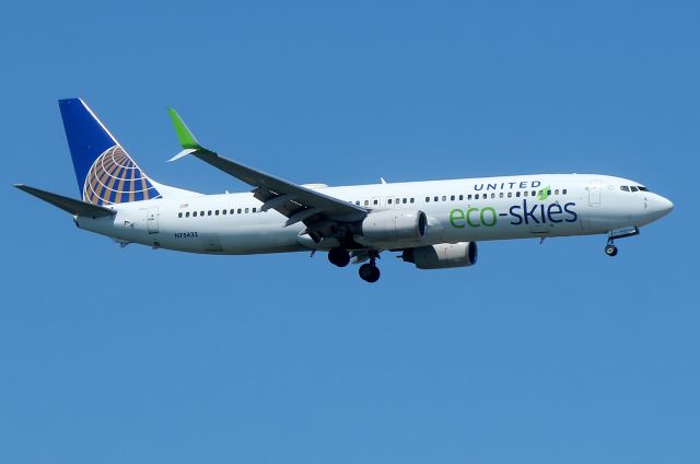 Boeing 737-900 (N75432) - Uniteds Eco-Skies on short final to 4R