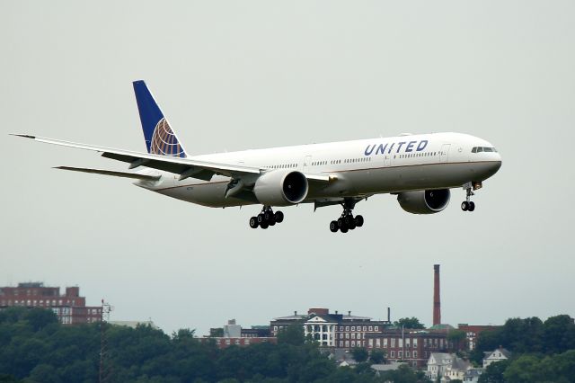 BOEING 777-300 (N2737U) - UA 768 from San Franciscoon approach to 15R