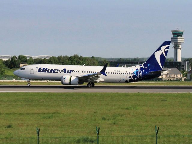 Boeing 737-800 (YR-MXB)