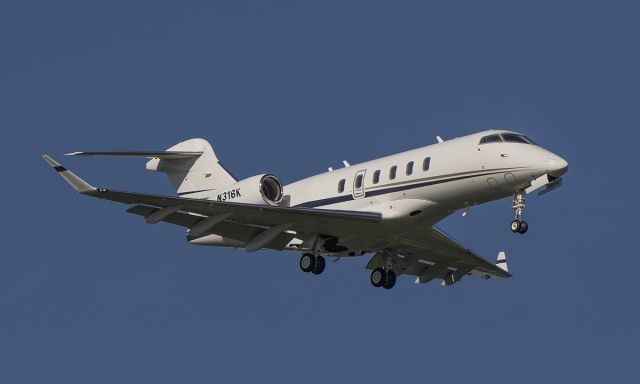 Canadair Challenger 350 (N316K) - Runway 02L arrival @KDPA.