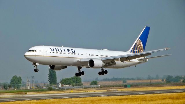 N659UA — - Foto tomada en el umbral del Aeropuerto Internacional Arturo Merino Benitez, Santiago de Chile.br /Spotter JULIO VILLARROEL MAUNA