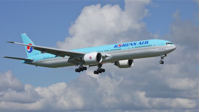 BOEING 777-300 (HL8250) - BOE955 on final approach to runway 16R on 6/19/12. This completes the 2nd flight of the day. (LN:1023 c/n 37650).