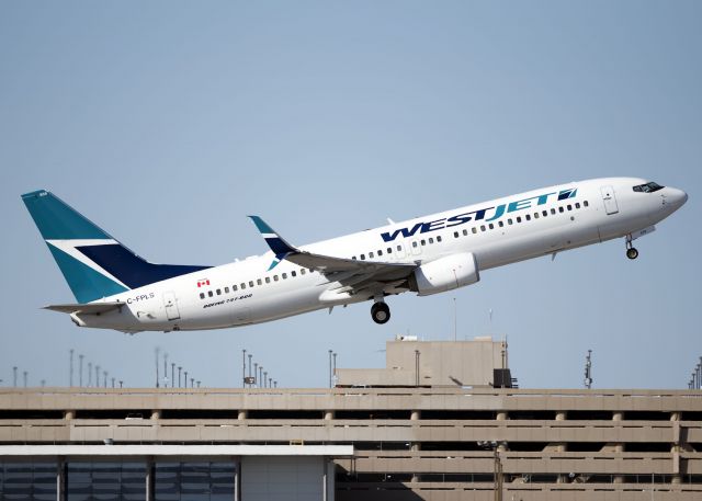 Boeing 737-800 (C-FPLS)