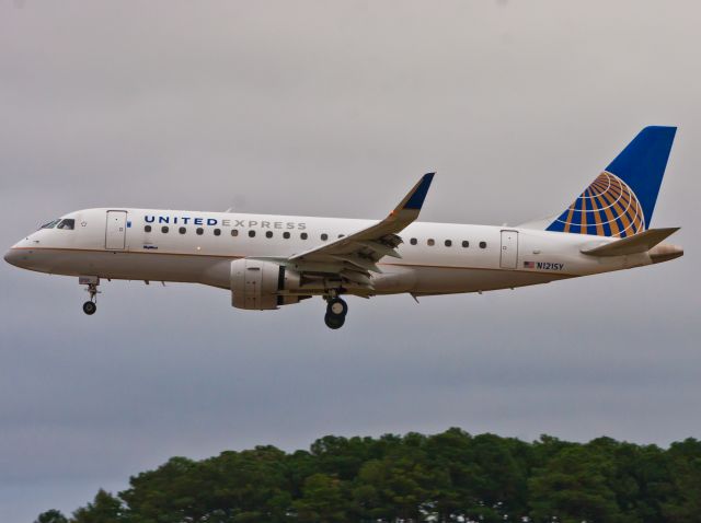 Embraer 175 (N121SY)