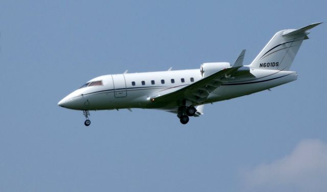 Canadair Challenger (N601DS) - On final is this Canadair Challenger 600 in the Summer of 2018.