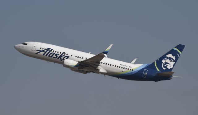 Boeing 737-800 (N592AS) - Departing LAX