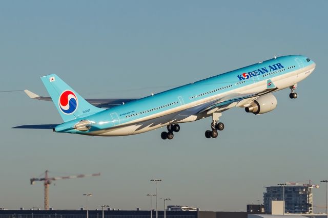 Airbus A330-300 (HL8025)