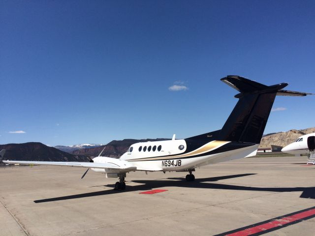 Beechcraft Super King Air 300 (N694JB)