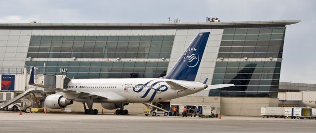 Boeing 757-200 (N722TW) - Reflecting SkyTeam @ KBOS Logan Airport !