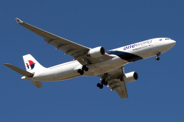 Airbus A330-300 (9M-MTO) - Airbus A330-323 Malaysia Airlines 9M-MTO One World YPPH 13th Nov 2016
