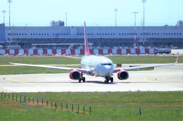 Boeing 737-800 (EI-GKW)