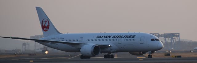 Boeing 787-8 (JA826J)