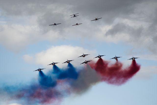 — — - Flight of the Patrouille de France with 3 EXTRA 300 and 1 Pitsbr /Vol de la patrouille de France avec 3 EXTRA 300 et 1 Pits