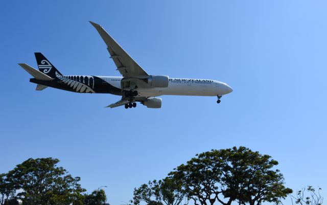 BOEING 777-300 (ZK-OKR) - Air New Zealand 773 arriving into LAX taken from In and Out