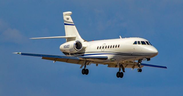 Dassault Falcon 2000 (N104QT) - N104QT 2003 Dassault Falcon 2000EX s/n 018 - North Las Vegas Airport  KVGTbr /Photo: Tomás Del Corobr /May 17, 2023