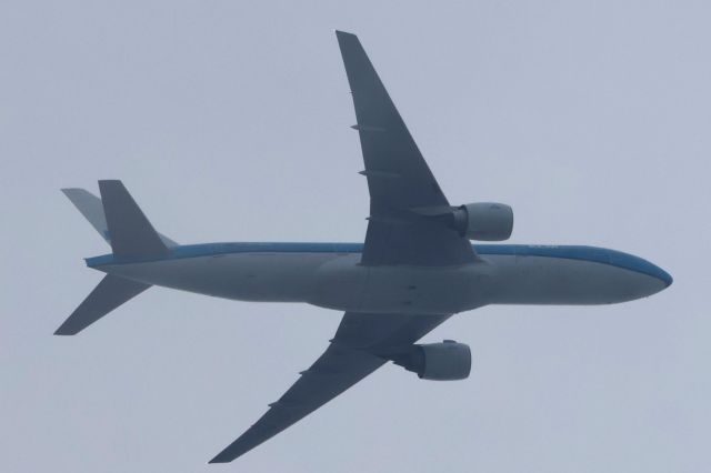 Boeing 777-200 (PH-BQC) - PH-BQC Boeing B-777-206 KLM Royal Dutch Airlines de Montreal YUL vers Amsterdam AMS Altitude 4133 Mètres Vitesse 717 Km/H Survolant la ville de Lavaltrie QC. le 17-05-2024 à 19:08