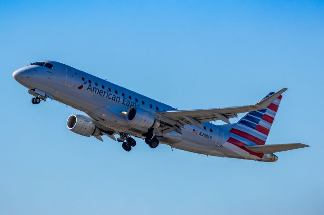 Embraer 175 (N208AN) - An American Eagle ERJ175 taking off from PHX on 2/10/23 during the Super Bowl rush. Taken with a Canon R7 and Canon EF 100-400 II L lens.