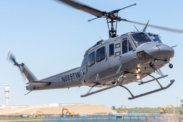 Bell VH-1 (N585TW) - Landing at Customs from HVR.
