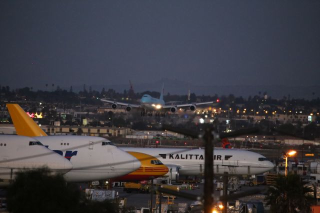 BOEING 747-8 (HL7623)