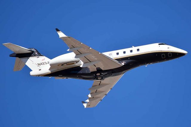 Bombardier Challenger 300 (N423JG) - Bombardier BG-100-1A10 Challenger 300 N423JG at Phoenix Sky Harbor on January 12, 2016. It was built in 2009. Its construction number is 20266. 