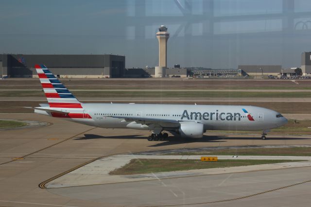 Boeing 777-200 (N772AN) - 111113 taxiing out on G for Rwy 18L