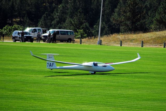 — — - USAFA glider landing for Family Weekend 2009.