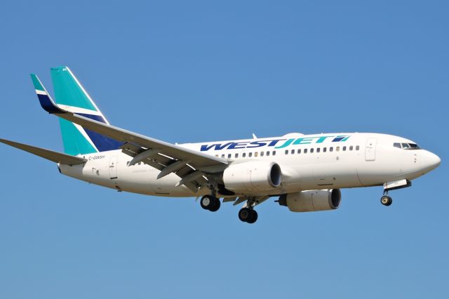 Boeing 737-700 (C-GWSH)