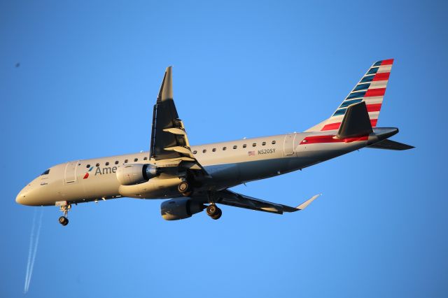 EMBRAER 175 (long wing) (N520SY)