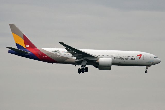 Boeing 777-200 (HL7755)