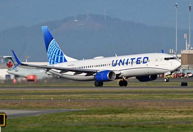 Boeing 737-800 (N76517)