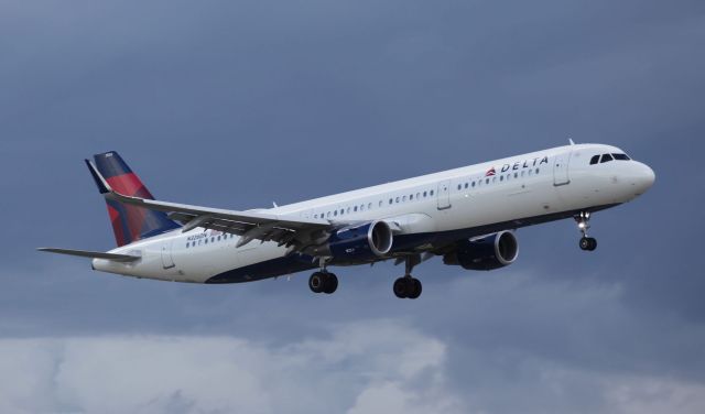 Airbus A321 (N326DN) - Landing at MIA on the evening of the 10th of July, 2018. The A/D date for this plane is  09/23/2017 