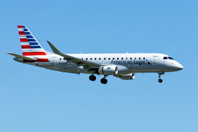 Embraer 170/175 (N226NN)