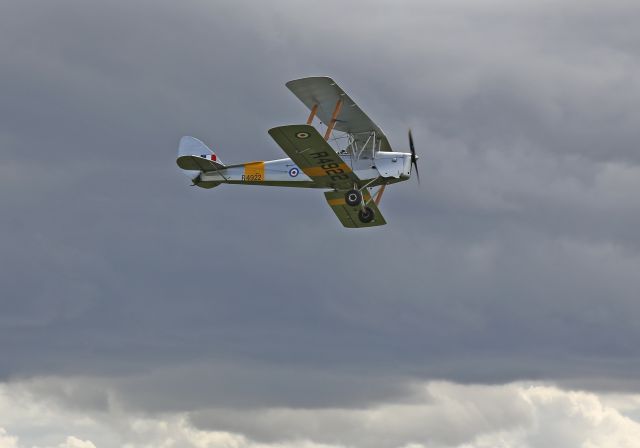 — — - Tiger Moth à Duxford