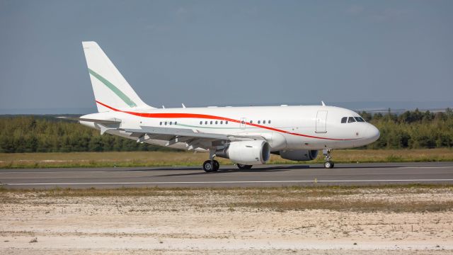 Airbus A318 (LX-LTI)