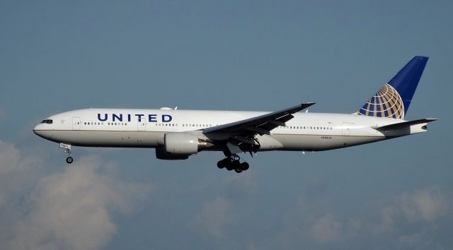 Boeing 777-200 (N783UA) - Final approach to NRT(Narita) Rwy34R.br /from Terminal2 observation deck.(2016/01/07)