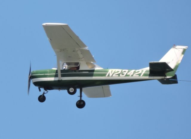 Cessna Skyhawk (N23421) - A banner plane going along the beach in Monmouth Co. NJ in the summer of 2017.