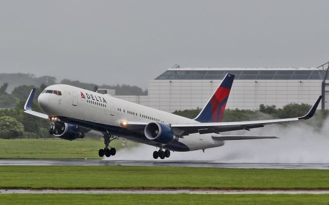 BOEING 767-300 (N156DL) - delta b767-3 n156dl dep shannon in bad weather 19/6/16.